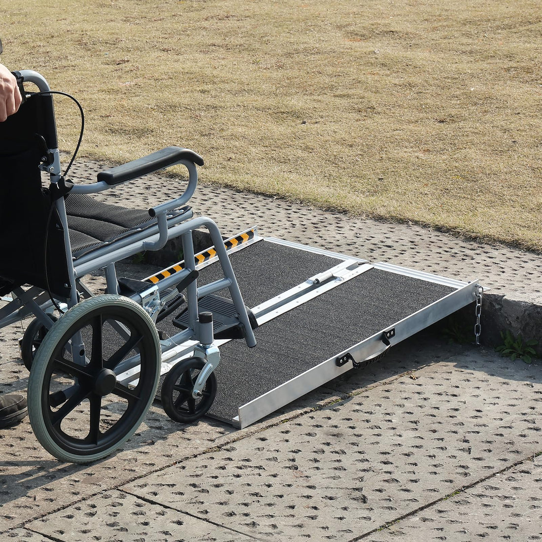 Garvee Rollstuhlrampe 60 cm, Faltbare Schwellenrampe aus Aluminium, Bis 272 kg Tragfähigkeit, Tragbare Auffahrrampe mit Griff für Türschwellen & Stufen
