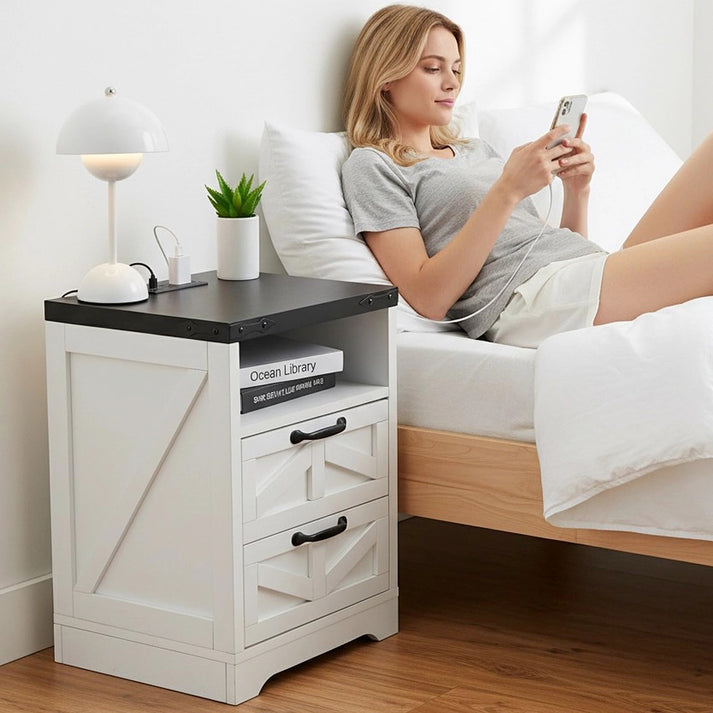Rustikaler Nachttisch mit integrierter 4-in-1 Ladestation