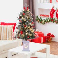 Weihnachtsbaum in weihnachtlicher Wohnumgebung