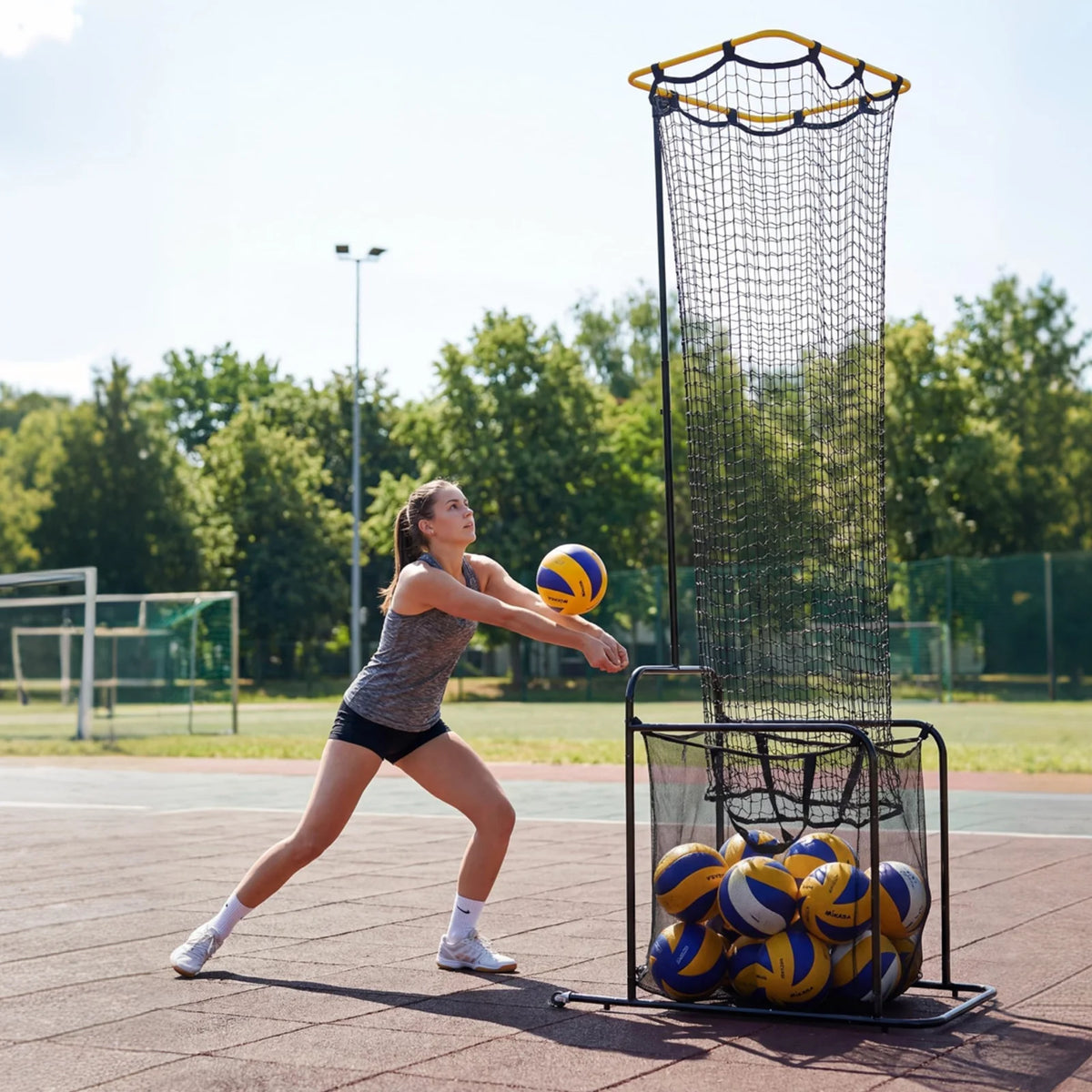 Garvee Volleyball-Zuspieltrainer mit Ballkorb, 5 Höhenstufen 204–274 cm, 5 Winkel 50°–140°, Rollen mit Bremse, für Halle & Outdoor